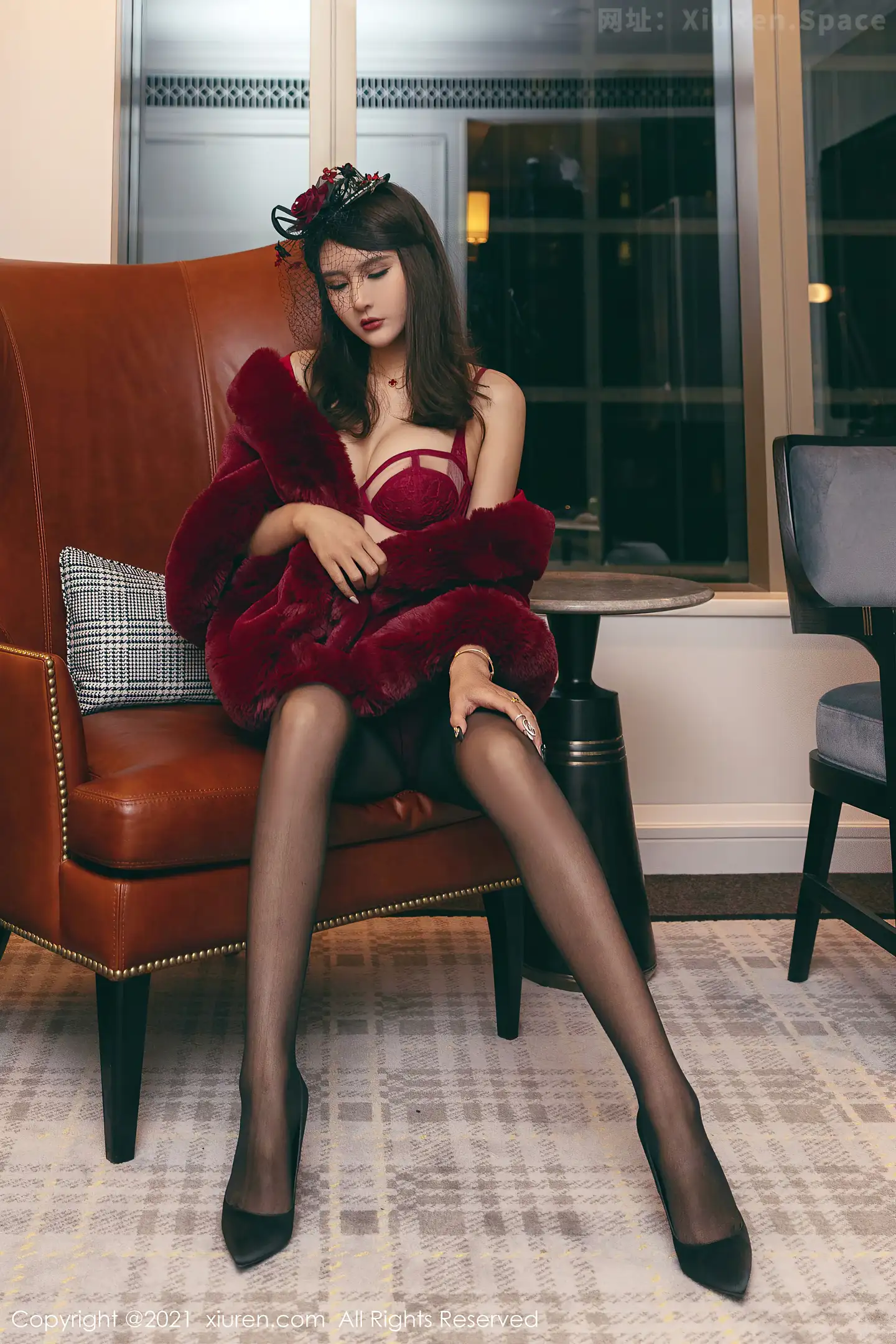 图片[4]-[XiuRen秀人网]VOL.3548 女神Emily尹菲澳门旅拍猩红贵妇装束半脱露翘臀撩人诱惑写真60P-秀人网官方网站
